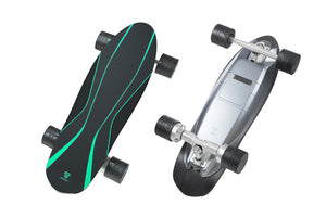 体重をかけるだけで自動走行できる電動スケートボード（Spectra-X）